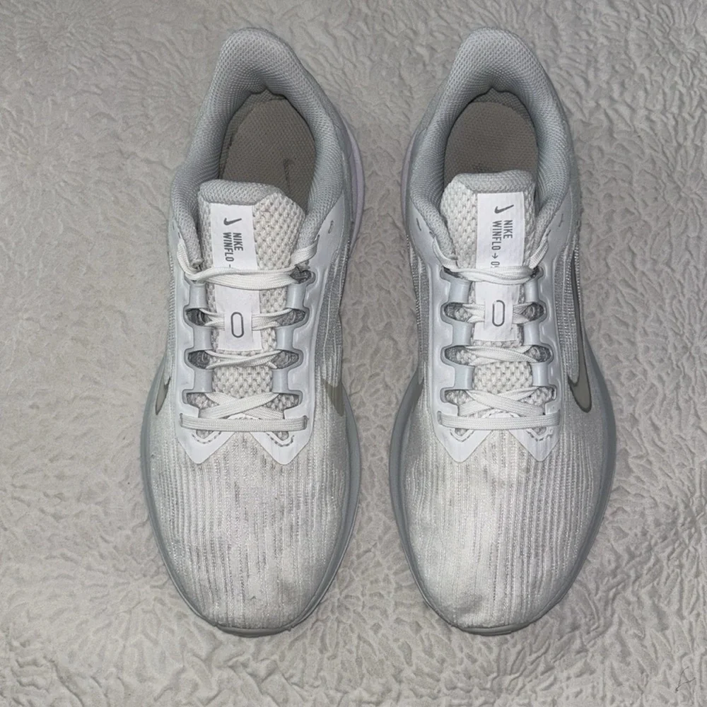 Nike Air Winflo 9 Low Top Athletic Running Sneakers - Picture 3 of 14